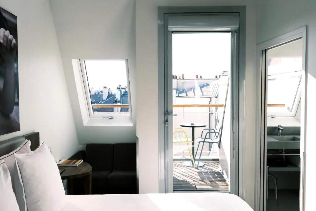 Hôtel Jules & Jim — design hotel in the heart of Le Marais with cobbled courtyards, terrace, living walls and outdoor fireplace