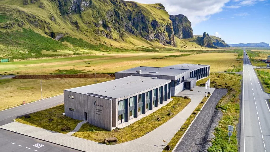 Hótel Kría à Vík en Islande, hôtel design ouvert en 2018 à 350 m de la plage de sable noir, restaurant Drangar cuisine française vue montagne