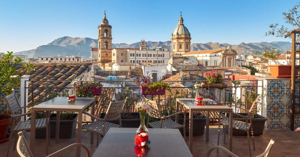 La Terrazza sul Centro Palerme — hôtel adults only 4 étoiles centre historique Albergaria via dell'Università avec rooftop petit-déjeuner vue Palerme