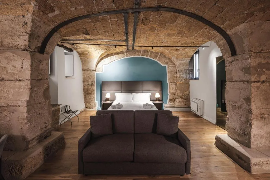 Palazzo Santamarina Luxury Suite Spa Palerme — palais palermitain via del Celso avec bunker seconde guerre transformé en spa piscine intérieure et petit-déjeuner sur le toit