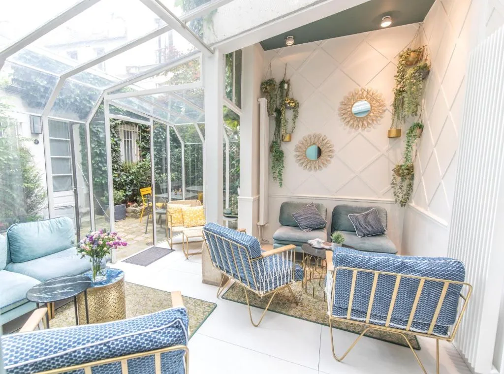 Passy Eiffel — 3-star Paris 16th arrondissement hotel on rue de Passy, 700 m from the Trocadéro, with quiet air-conditioned rooms, some with Eiffel Tower views