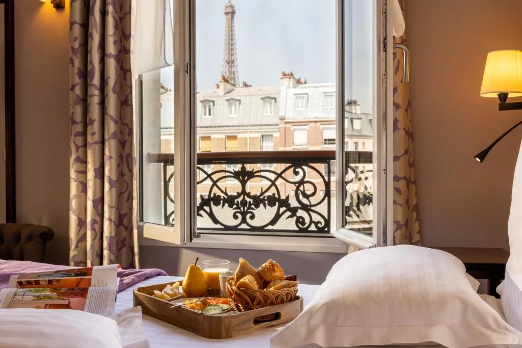 Hôtel Le Relais Saint Charles — comfortable hotel on Boulevard de Grenelle Paris 15th arr., 15 min walk to the Eiffel Tower with Dupleix metro right across the street