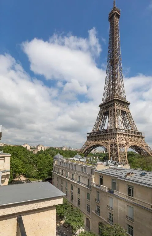 Résidence Charles Floquet — Haussmann-style apart'hotel in Paris's 7th arrondissement at the foot of the Eiffel Tower, with 100 to 135 m² apartments and balconies overlooking the monument