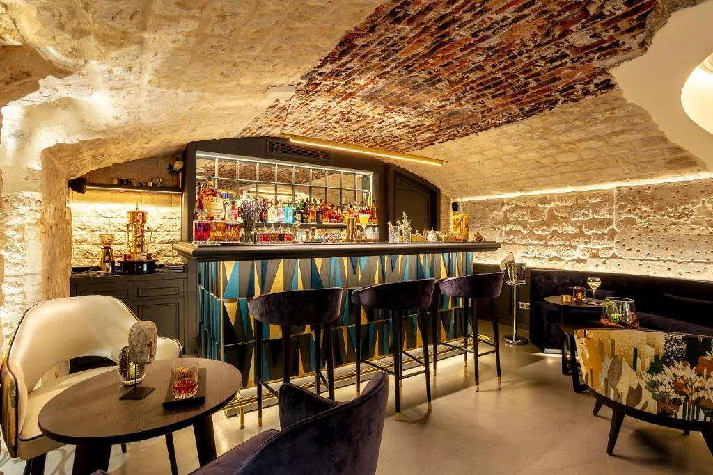 Hôtel Roi de Sicile Rivoli — modern aparthotel in Le Marais on rue de Rivoli with speakeasy bar and duplex suites with kitchen