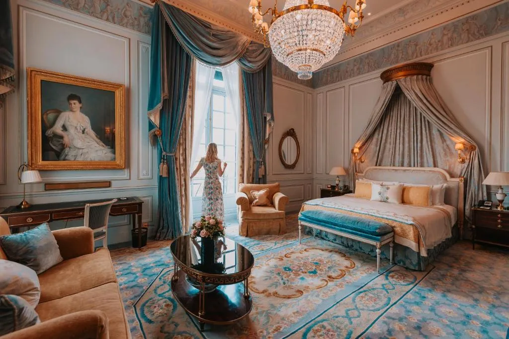 Shangri-La Paris — palace, former private mansion of Prince Roland Bonaparte, Paris 16th avenue d'Iéna, with Eiffel Tower view rooms, pool, spa and 3 restaurants
