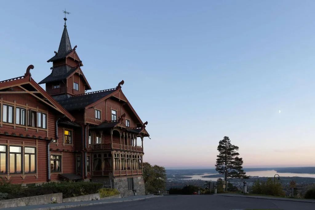 Scandic Holmenkollen Park — hôtel historique bâtiment Dragon à 350 m d'altitude avec vue panoramique sur Oslo et spa piscine