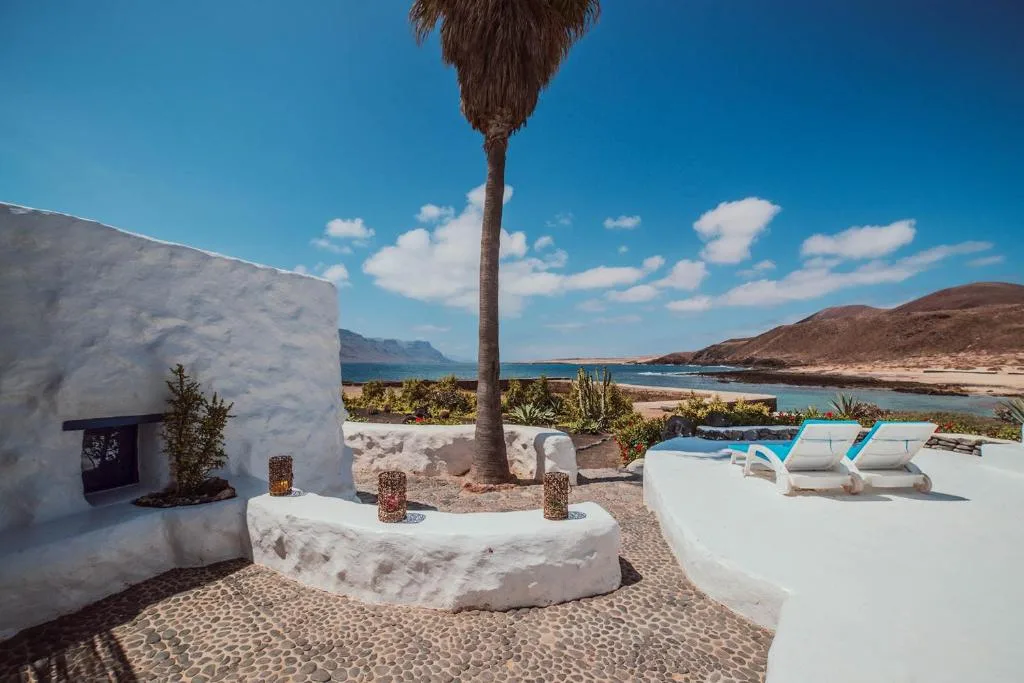Seaside Villa La Graciosa by Airnest — villa de 150 m² frente a la playa de Pedro Barba con 4 dormitorios y jardín