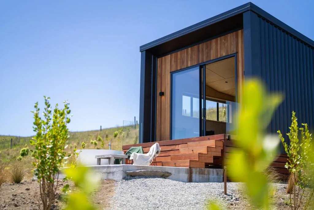 Tukare Cabins — cabaña boutique de lujo aislada frente al lago Te Anau con jacuzzi exterior y vistas panorámicas a las montañas
