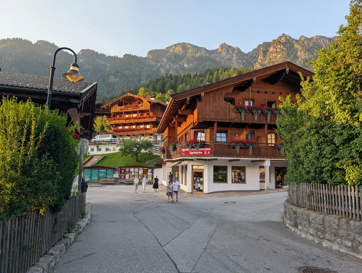 alpbach-village-tyrol-chalets-bois