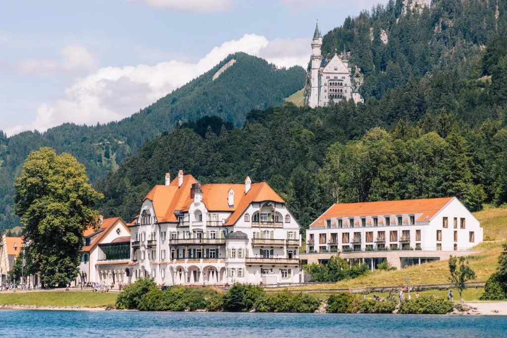 AMERON Neuschwanstein Alpsee Resort & Spa en Schwangau, Baviera, hotel de 4 estrellas a orillas del lago Alpsee, a 30 m del castillo de Hohenschwangau y 1 km del castillo de Neuschwanstein