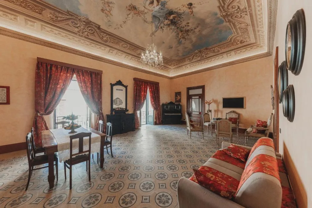 AMORINI Cefalù Baronial Suites en Sicile, suites dans un palazzo historique de la vieille ville de Cefalù avec fresques et balcons à 400 m de la cathédrale et 3 min à pied de la plage
