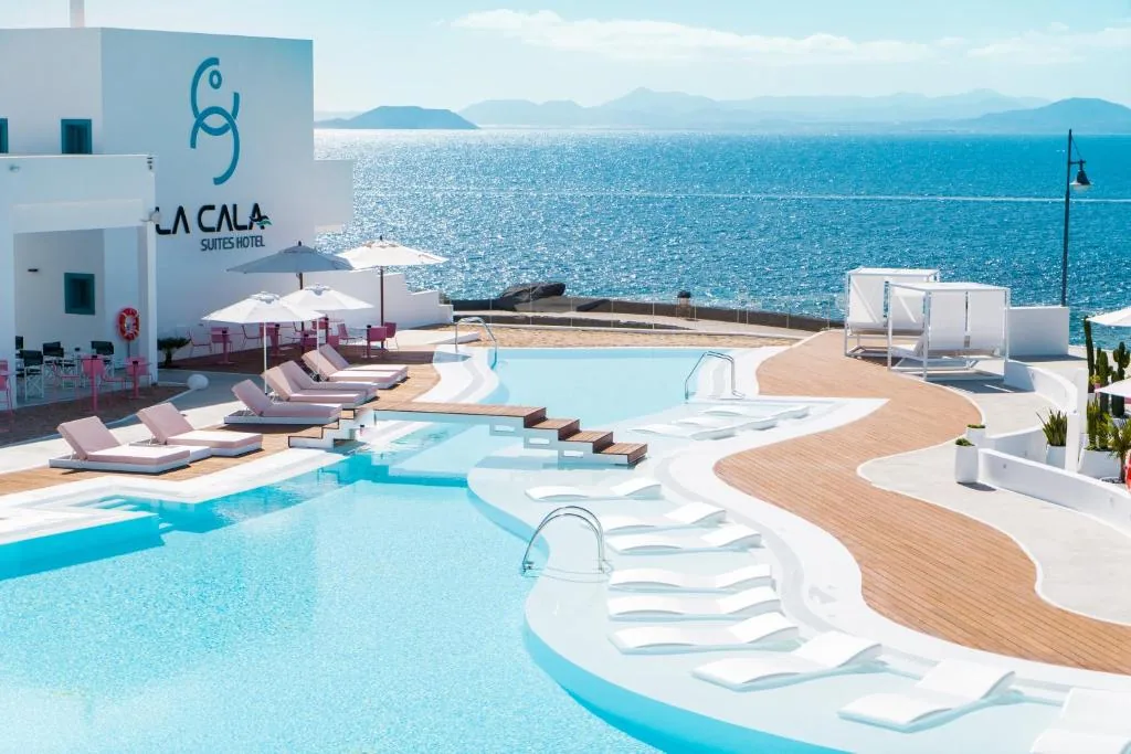 CalaLanzarote Suites Hotel Adults Only en Playa Blanca, en la isla de Lanzarote, boutique-hotel de 5 estrellas inaugurado en 2019 frente al océano con piscina y vistas al mar