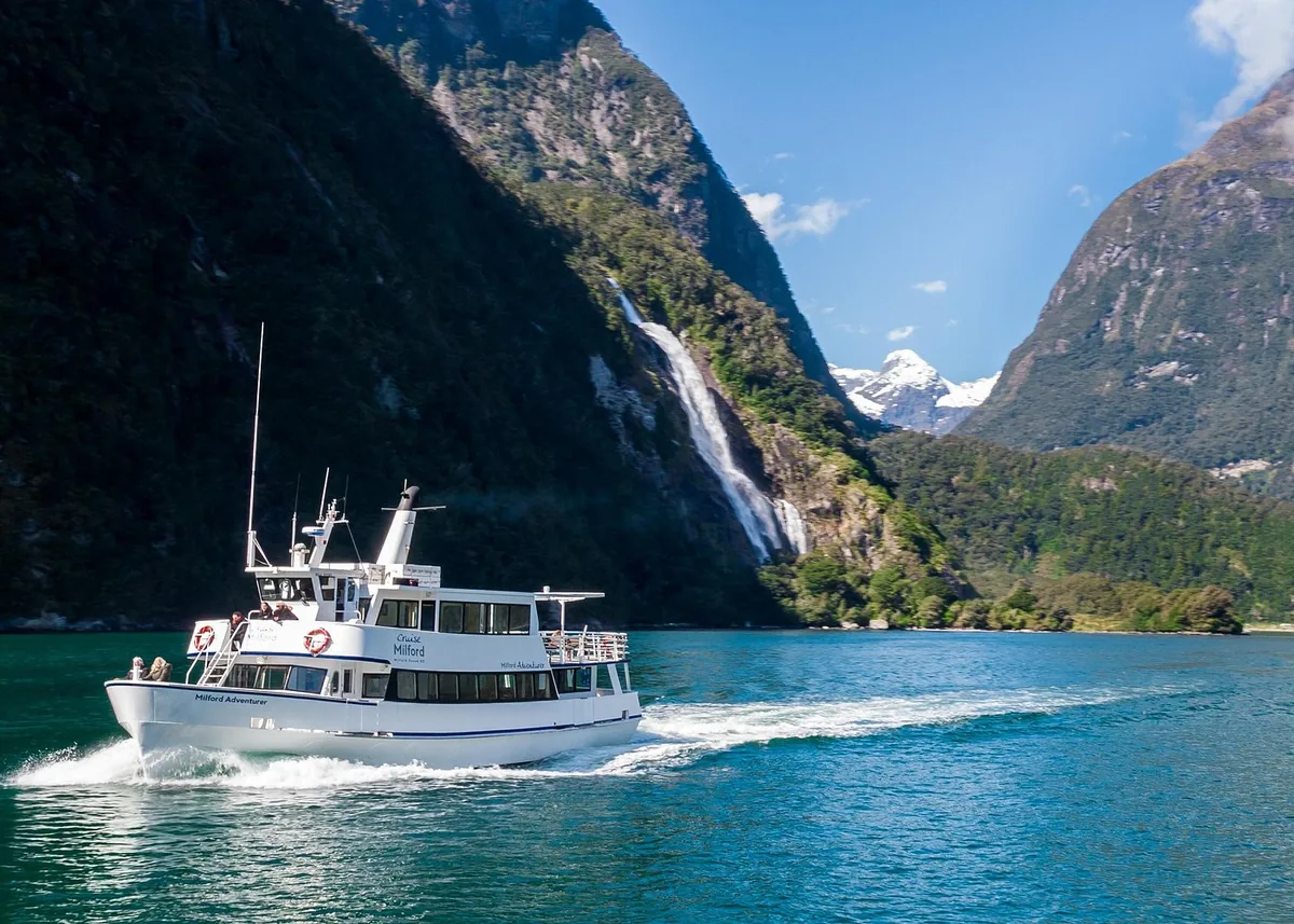 Crucero íntimo barco pequeño boutique Cruise Milford NZ en Milford Sound Nueva Zelanda