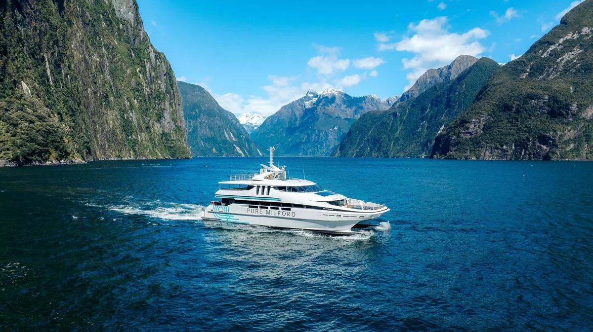 Crucero panorámico Milford Sound catamarán moderno Pure Milford Nueva Zelanda