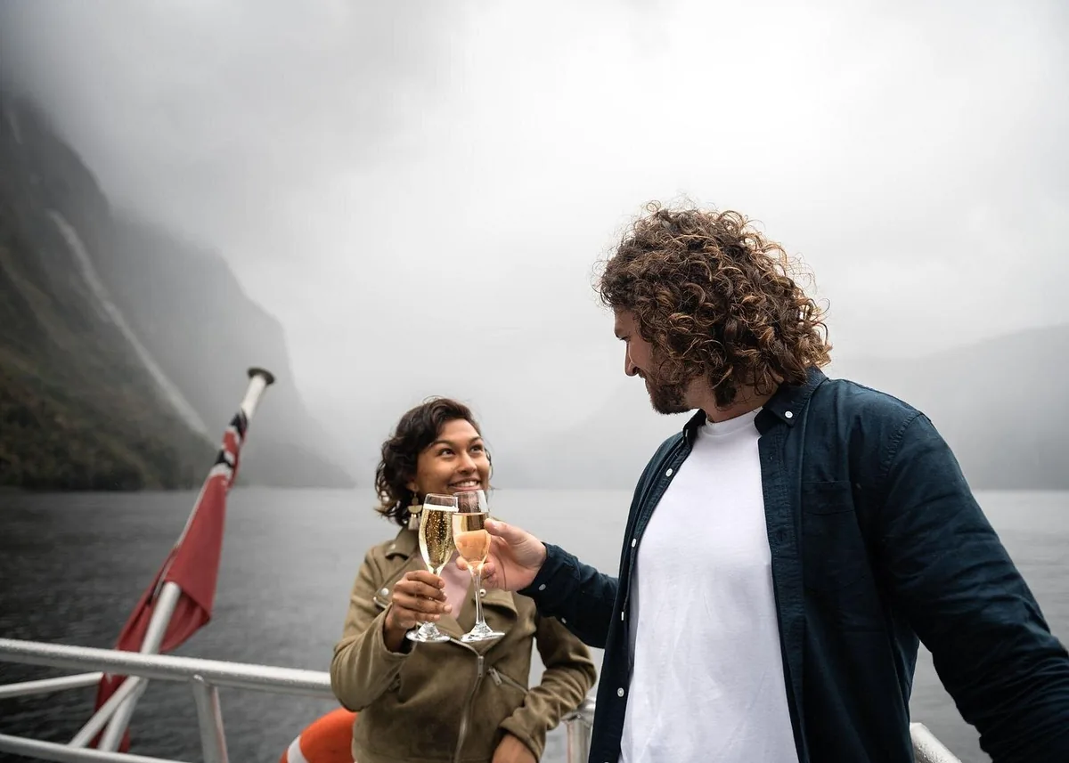 Crucero premium Milford Sound RealNZ con almuerzo canapés locales y champán Nueva Zelanda