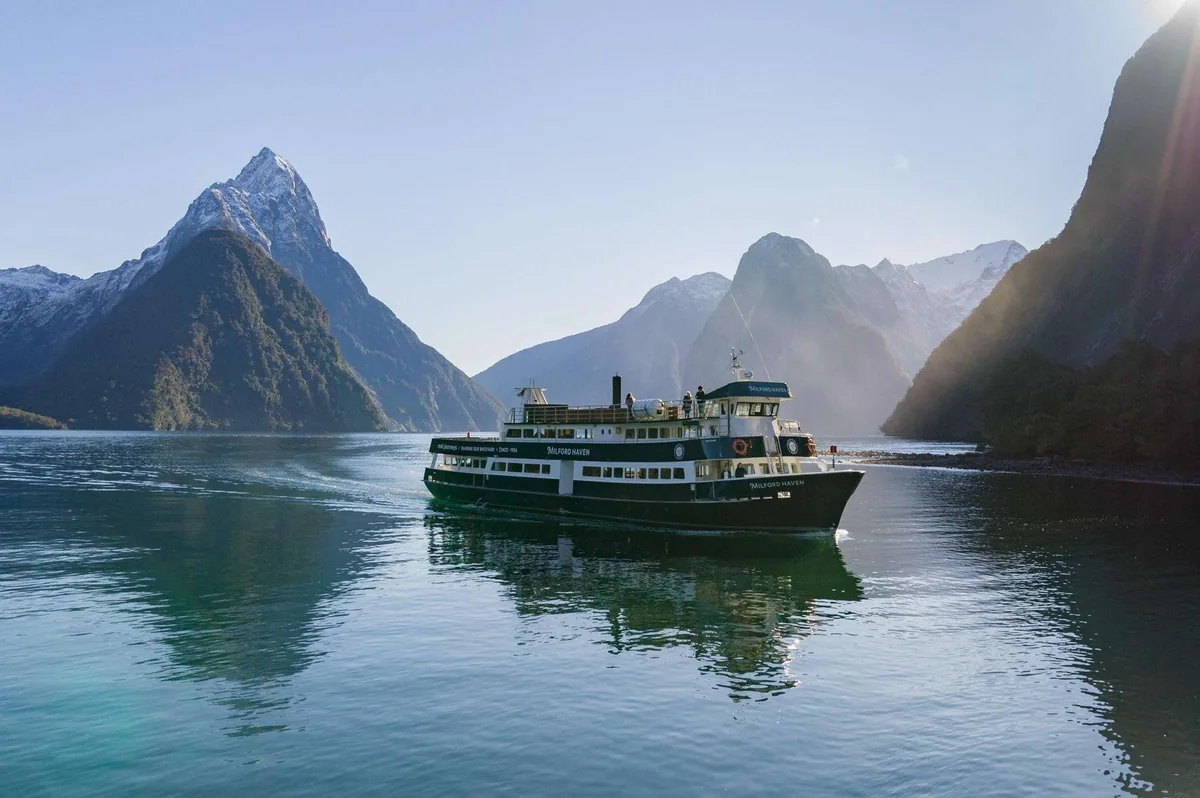 Crucero emblemático Milford Sound RealNZ Signature naturaleza y fauna Nueva Zelanda
