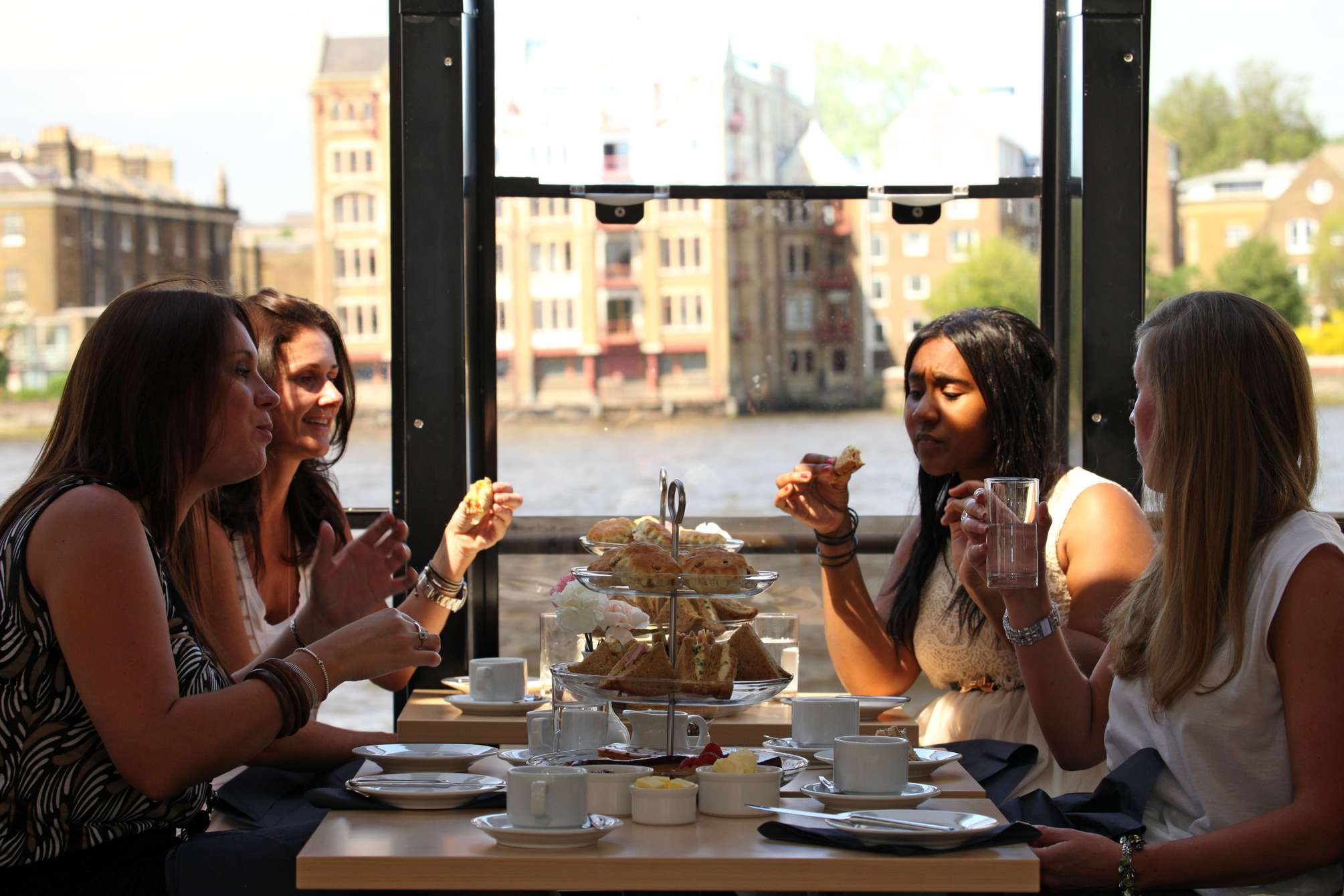 Crucero afternoon tea por el Támesis con sándwiches scones y pasteles tradicionales en Londres