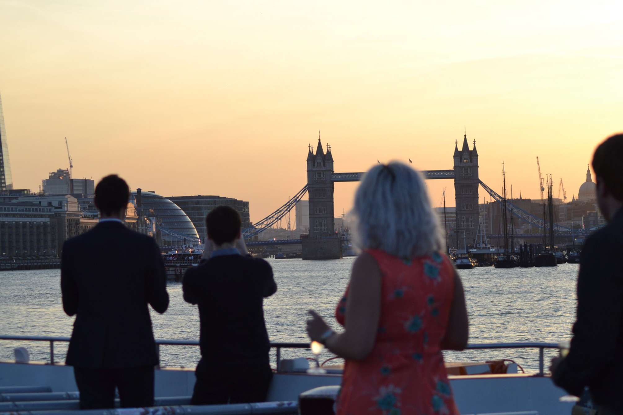Crucero nocturno por el Támesis con burbujas canapés y Tower Bridge iluminado en Londres