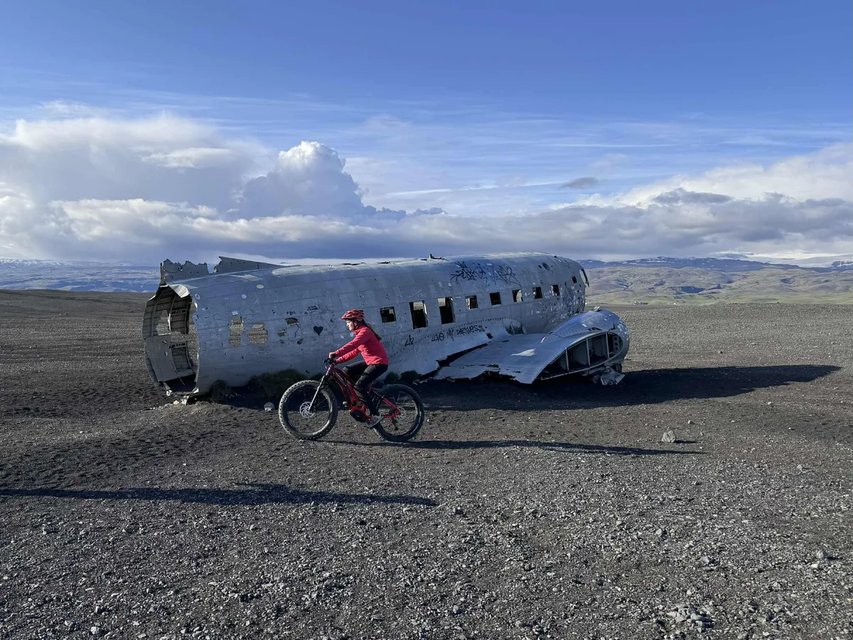 Excursion en fat bike électrique sur le désert de sable noir de Sólheimasandur jusqu'à l'épave du DC-3