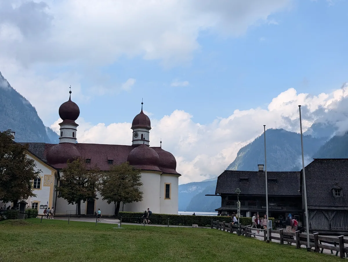 Les coupoles rouges de St. Bartholomä Les coupoles rouges de la chapelle St. Bartholomä vues depuis la prairie de la presqu'île, au bord du Königssee.
