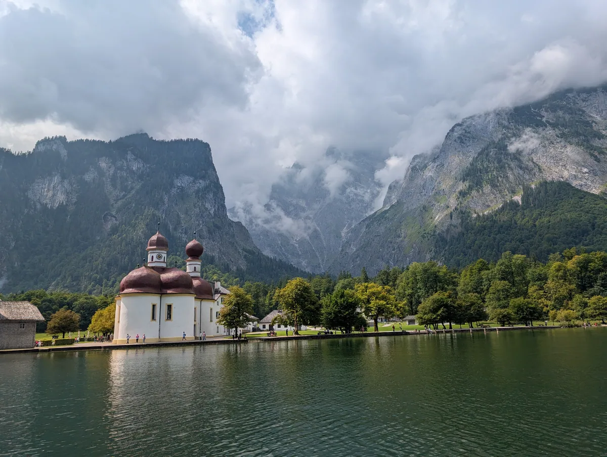 L'église St. Bartholomä vue du Königssee L'église St. Bartholomä et ses coupoles rouges sur la presqu'île du Königssee, adossée aux parois du Watzmann.