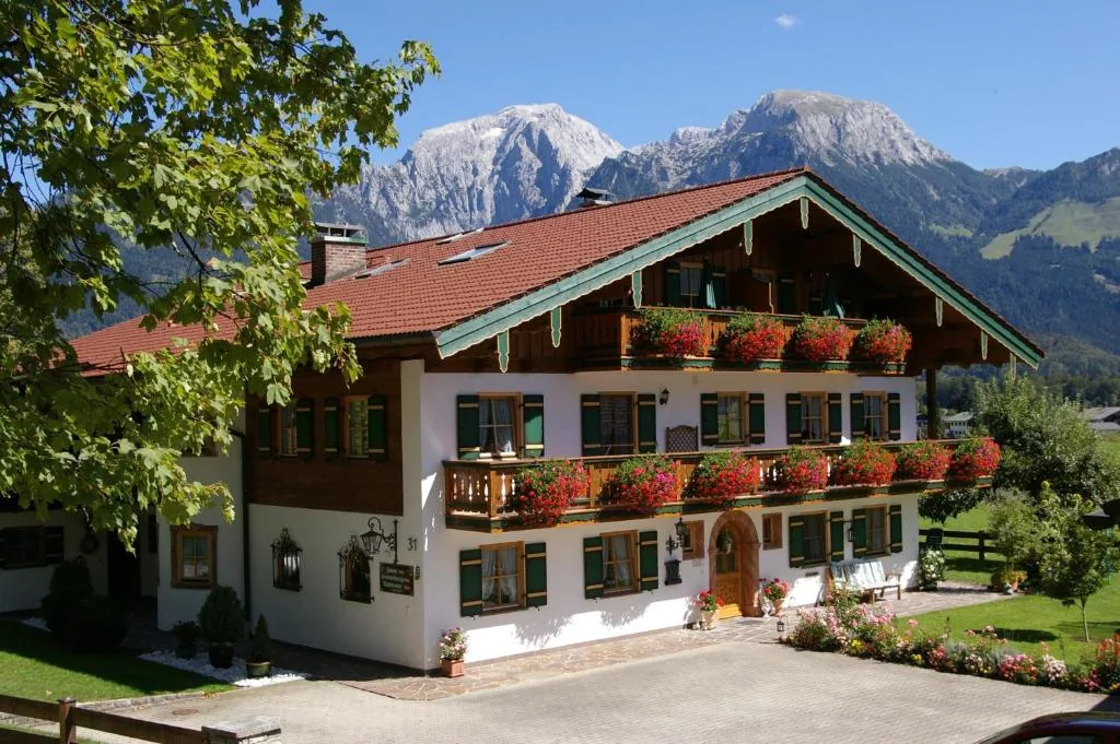 Gästehaus Almblick en Schönau am Königssee, Baviera, casa de huéspedes familiar con apartamentos bávaros tradicionales y vistas a los Alpes de Berchtesgaden y al Watzmann