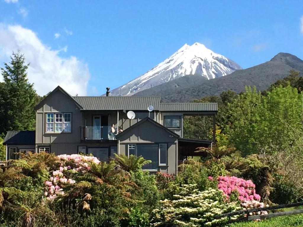 Georges BnB Nature and Lifestyle Retreat in New Plymouth, Taranaki, New Zealand, a bed and breakfast stay in nature at the foot of Mount Taranaki, 500 m from the start of the Pouakai Track