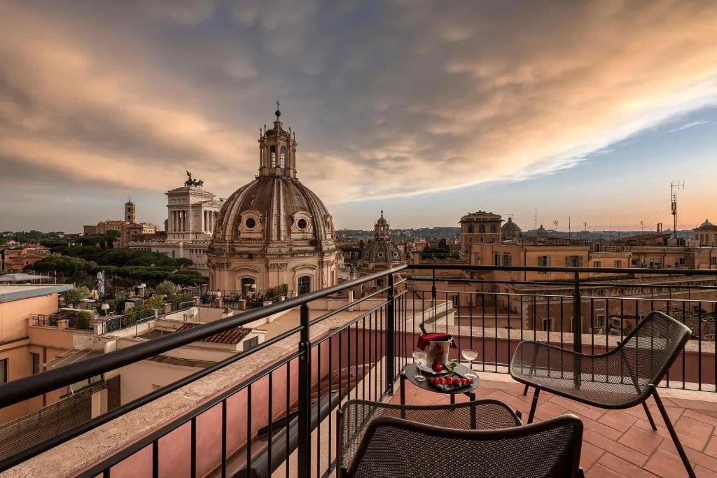 H10 Palazzo Galla à Rome, hôtel 4 étoiles installé dans un palazzo historique du quartier Trevi avec rooftop bar vue sur le Quirinal