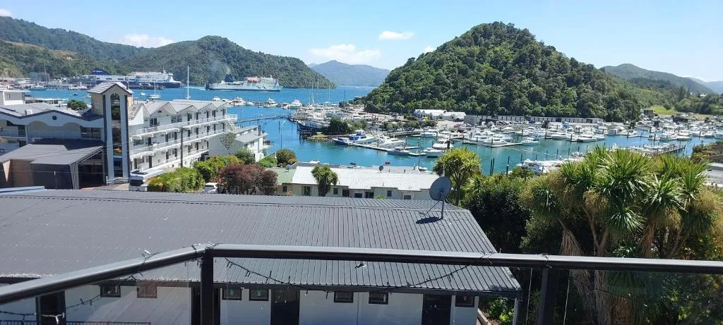 Harbour View Motel in Picton in the Marlborough region on the South Island of New Zealand, studios with kitchenette and harbour-view balcony a 10-minute walk from the Interislander ferry terminal