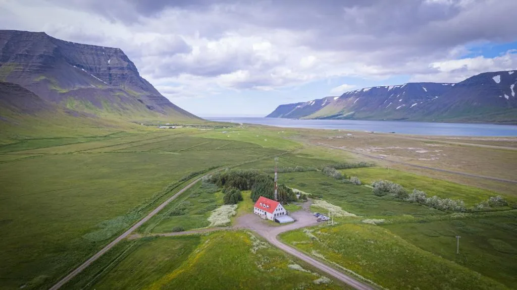 Holt Inn in the Westfjords of Iceland at Flateyri, a renovated old farmhouse with mountain views and an outdoor hot tub, 15 km from Ísafjörður