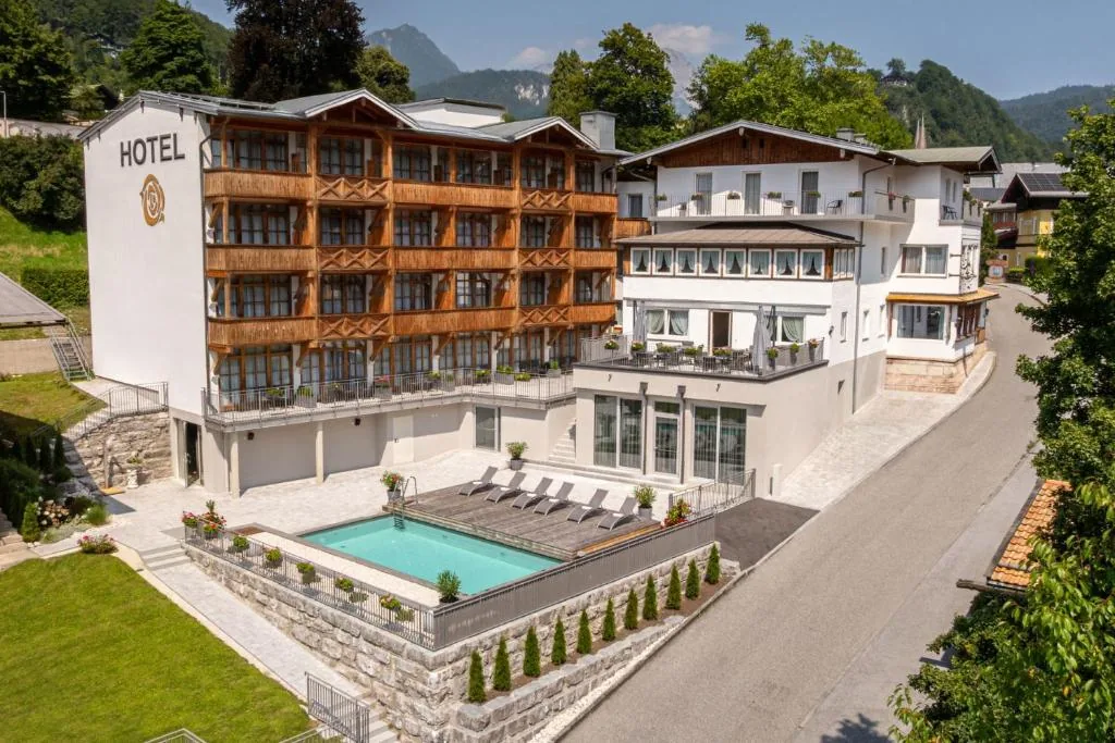 Hotel AlpinaRos à Berchtesgaden en Bavière, hôtel style champêtre avec piscine extérieure et jacuzzi vue Alpes de Berchtesgaden, à 400 m de la gare