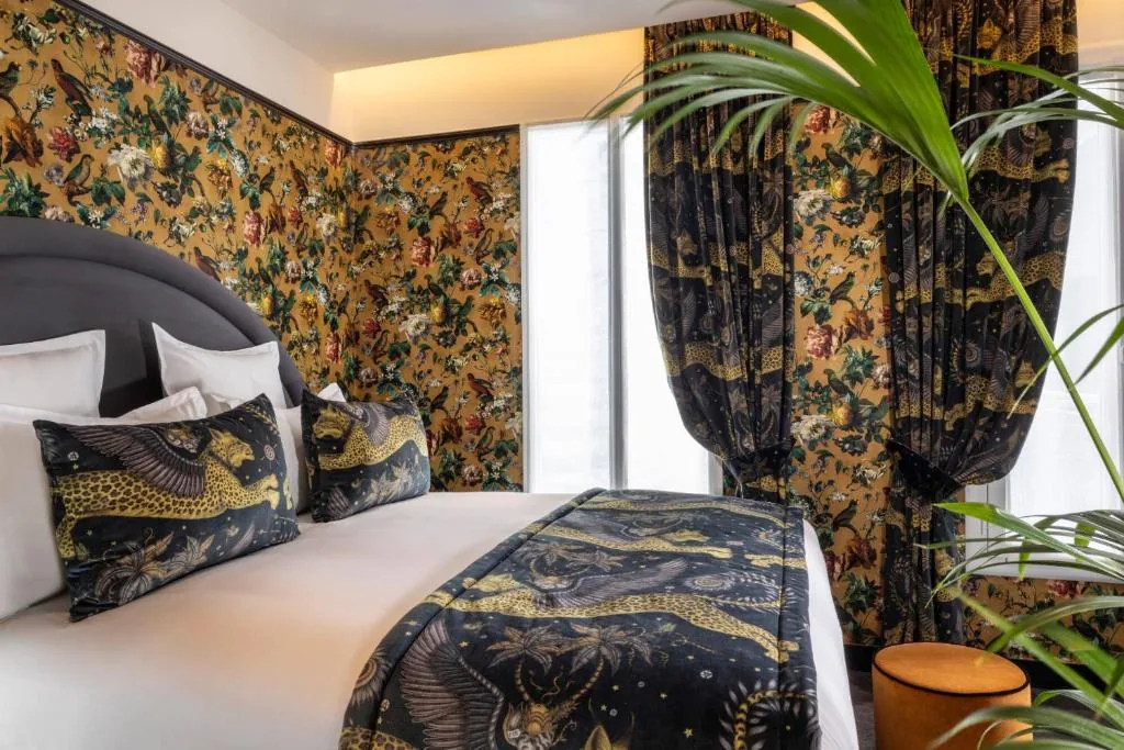 Hôtel Ginette à la Folie & Spa in the 11th arrondissement of Paris rue de Malte, cosy boutique hotel with patterned wallpaper decor and a private spa with sauna and jacuzzi near Oberkampf metro