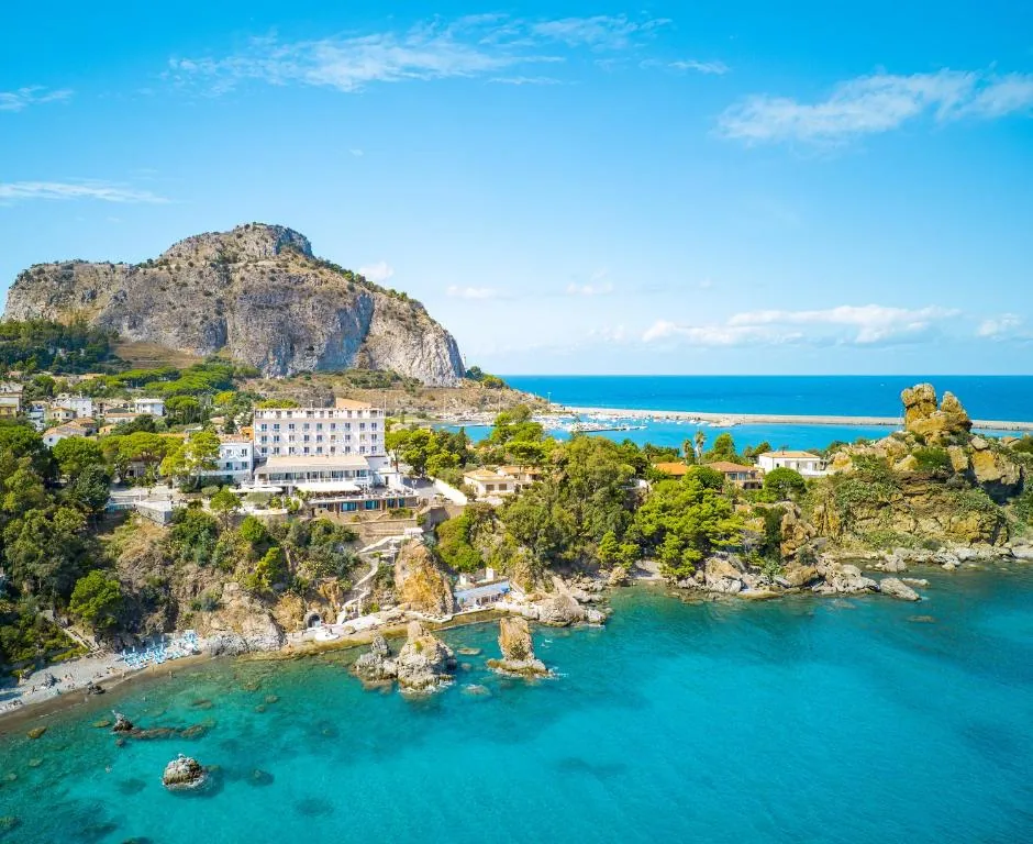 Hotel Kalura en Cefalù, en Sicilia, hotel junto al mar que domina la bahía de Caldura con playa privada y vistas directas a la Rocca de Cefalù