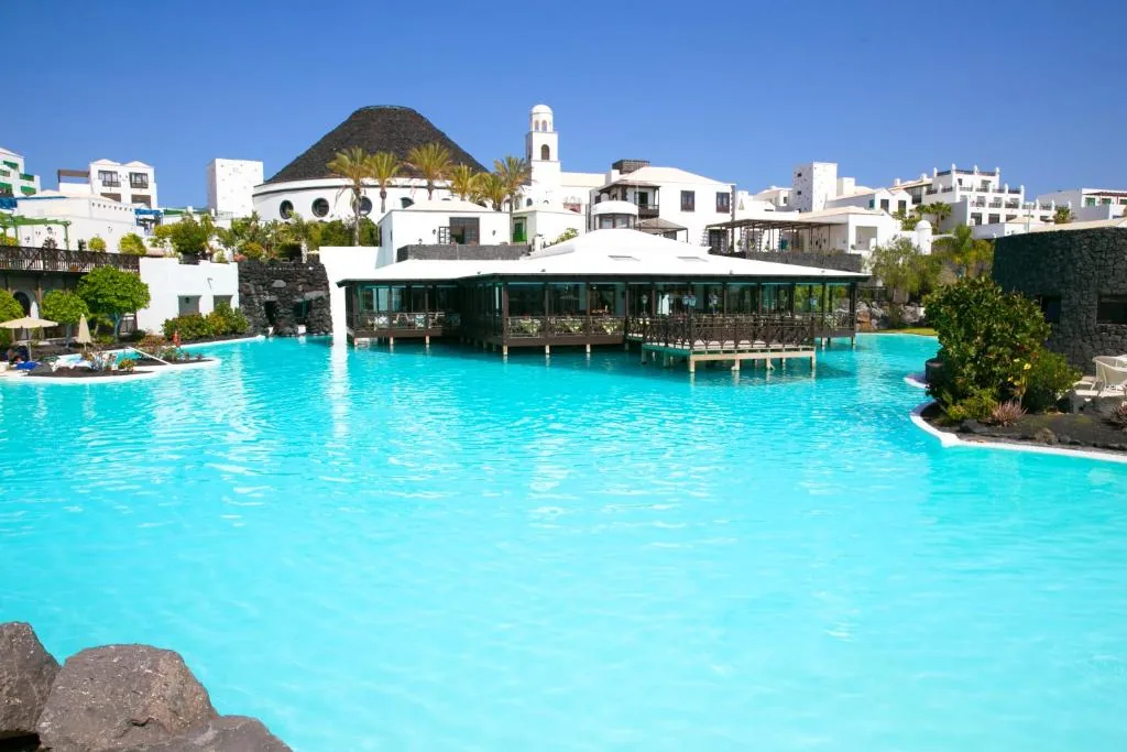 Hotel LIVVO Volcán Lanzarote in Playa Blanca on the island of Lanzarote, a resort next to the Rubicón marina with 5 pools, 900 m from Playa Blanca beach