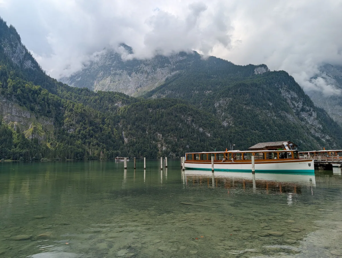 Bateau amarré au débarcadère de Salet Bateau électrique amarré au débarcadère de Salet, terminus de la navigation sur le Königssee avant l'Obersee.