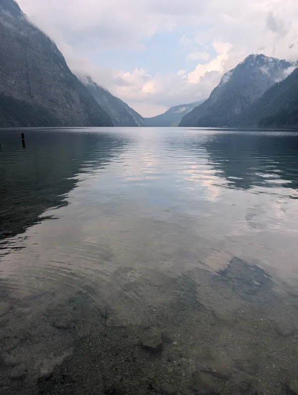 L'eau transparente du Königssee Eau si transparente qu'on distingue chaque galet du fond, sur une plage du Königssee, le lac le plus propre d'Allemagne.