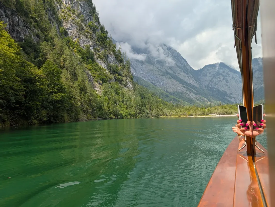 L'eau vert émeraude du Königssee Eau vert émeraude du Königssee au pied d'une paroi boisée, vue depuis le pont du bateau électrique.