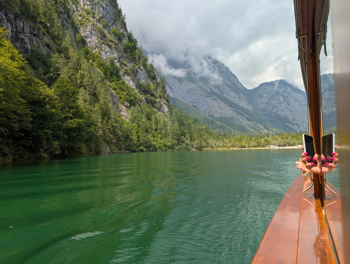 L'eau vert émeraude du Königssee Eau vert émeraude du Königssee au pied d'une paroi boisée, vue depuis le pont du bateau électrique.