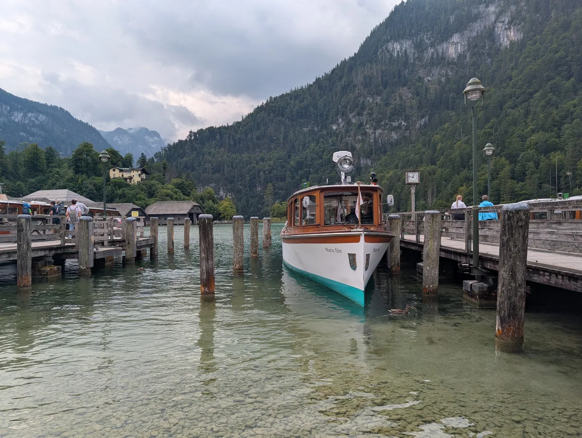 Embarcadère et bateau électrique du Königssee Bateau électrique amarré aux pontons de bois de l'embarcadère du Königssee, avant la traversée vers St. Bartholomä.