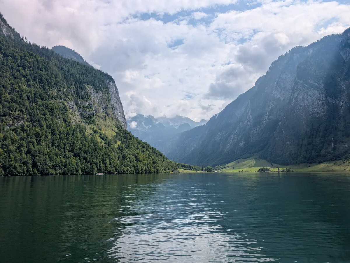 Le fond du Königssee vers Salet Vue vers le fond du Königssee et la vallée de Salet, où les parois se resserrent au bout du lac.