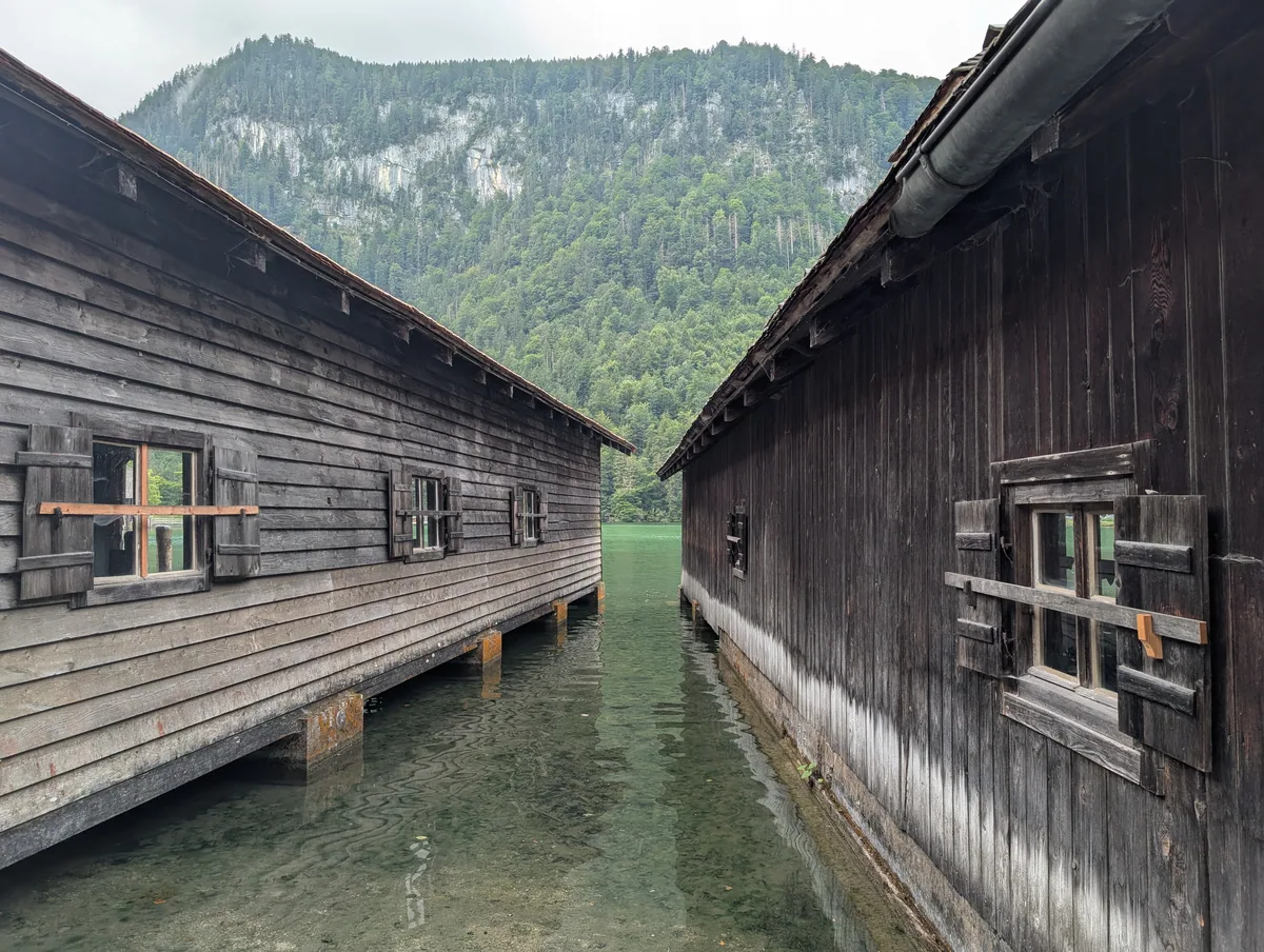 Hangars à bateaux en bois du Königssee Anciens hangars à bateaux en bois sombre alignés au bord du Königssee, près de l'embarcadère de Seelände.