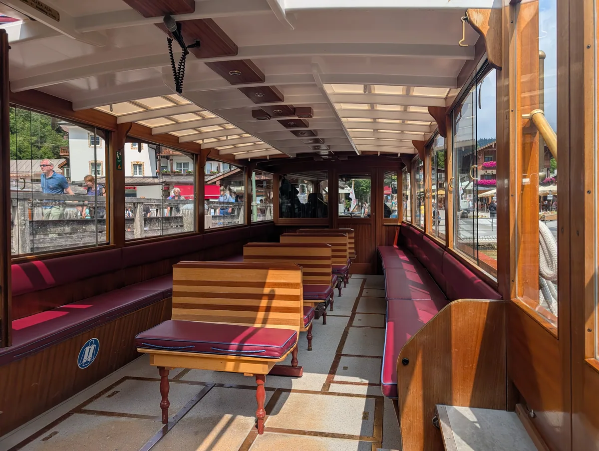 Intérieur d'un bateau électrique du Königssee Banquettes de bois et de velours rouge à l'intérieur d'un bateau électrique de la navigation du Königssee, en Bavière.