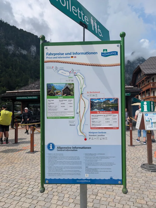 Panneau des tarifs des bateaux du Königssee Panneau officiel des tarifs et horaires de la navigation sur le Königssee, dans le village de Schönau am Königssee.