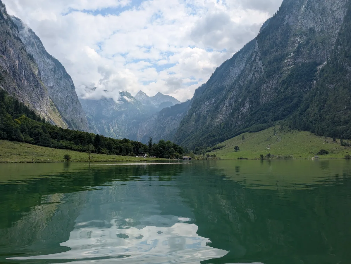 La prairie de Salet au bord du Königssee Prairie d'alpage descendant jusqu'à l'eau à Salet, sur le chemin qui relie le Königssee à l'Obersee.