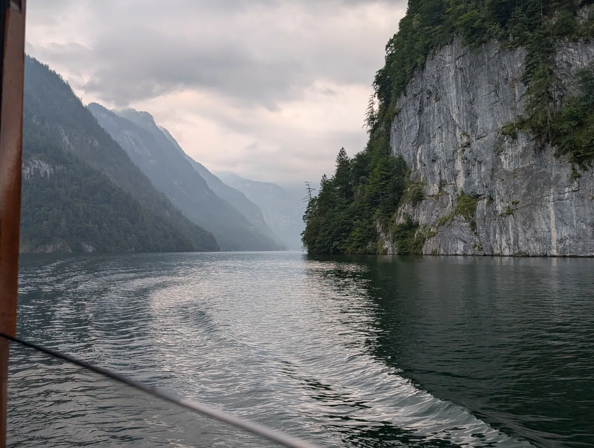 Éperon rocheux au milieu du Königssee Éperon de calcaire blanc plongeant dans le Königssee, vu depuis le bateau lors du retour vers Schönau.