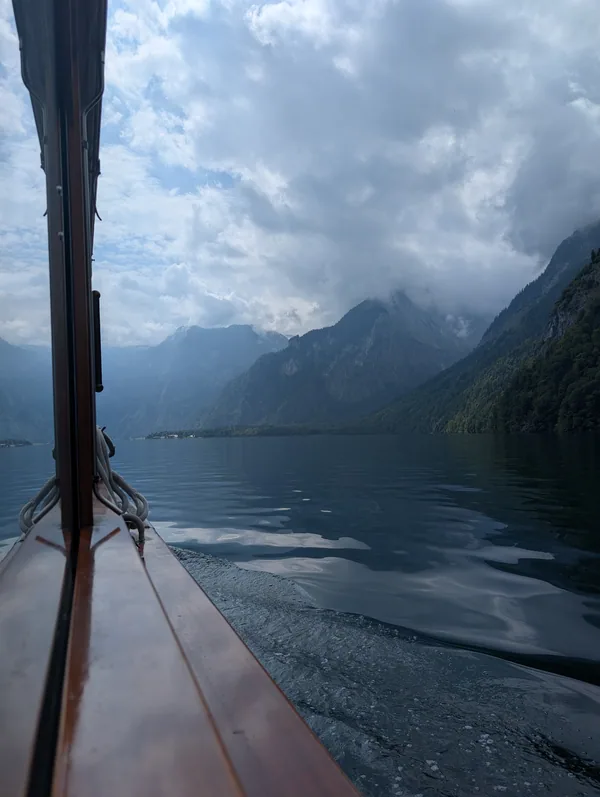Traversée du Königssee dans la brume Traversée du Königssee un jour de brume, la proue du bateau pointant vers les montagnes noyées dans les nuages.