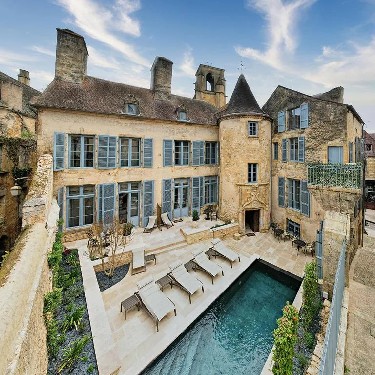 Le Petit Manoir en Sarlat-la-Canéda, hotel de 4 estrellas con encanto en pleno centro histórico con 2 piscinas exteriores y patio privado