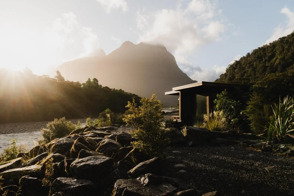 Milford Sound Lodge en Fiordland, Nueva Zelanda, el único lodge de Milford Sound con cabañas ecológicas frente a las montañas y al río