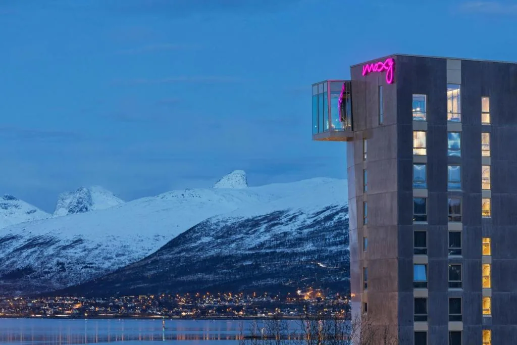 Moxy Tromso, hôtel Marriott design à 300 m de l'aéroport de Tromsø Langnes avec lobby-bar vue fjord au 11e étage