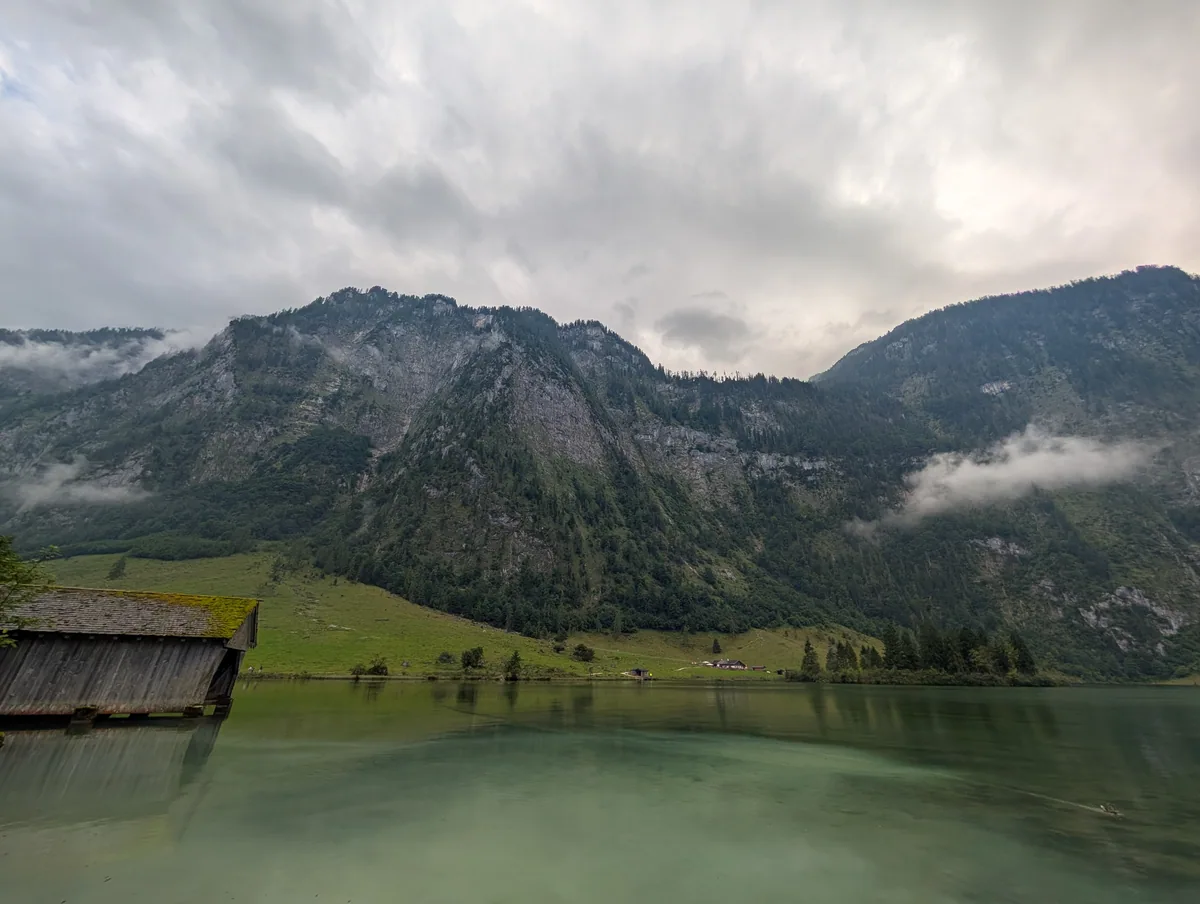 Le hangar à bateaux de l'Obersee Hangar à bateaux en bois posé sur la rive de l'Obersee, devant la prairie d'alpage et les montagnes du parc national.